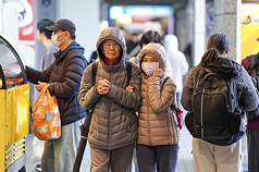 The Central Weather Administration (CWA) issued low-temperature warnings on Friday, urging precautions against unusually cold weather. (Photo: CNA)