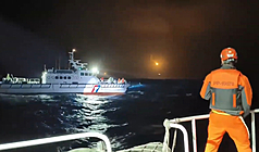 From Thursday evening through Friday morning, helicopters continued low-altitude searches off Taitung and Hualien coasts, joining the Coast Guard vessels who have been searching since Wednesday. (Photo: CNA)