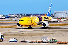 The "C-3PO ANA JET" plane at Taoyuan International Airport. (Photo: CNA)