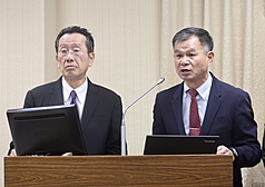 Defense Minister Wellington Koo (left) and Strategic Planning Director General Huang Wen-chi (right). (Photo: CNA)