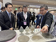Taiwan’s representative to Japan, Lee I-yang (center), visits the "nano tech 2026" exhibition in Tokyo. (Photo: CNA)