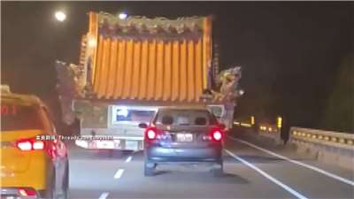 Finding yourself blocked on the freeway by a temple roof going 20kph may sound like something out of a bizarro dream, but for drivers in Pingtung, it's a surprisingly explainable occurrence. (Photo screenshot from video)