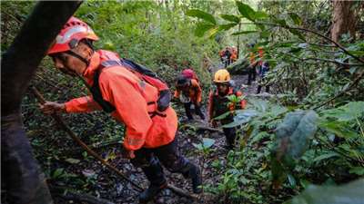The search and rescue team has involved upwards of 1,000 personnel, including members of the air force, police force, and volunteers. (Photo: AFP)