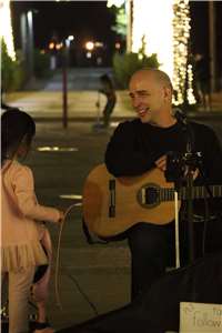 Harry Swart didn’t come to Taiwan to busk, but that’s where his journey led. Now, he’s all in on music, performing on the streets and chasing his dream one song at a time. (Photo: Harry Swart)