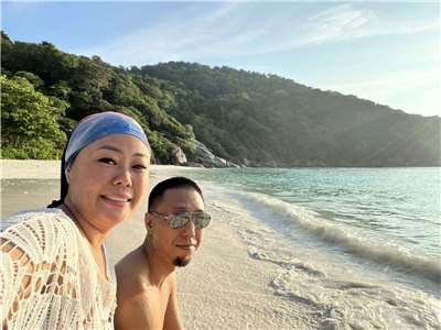 Michelle and husband Chuck on a beach in Thailand! (Photo: Michelle Chiang)