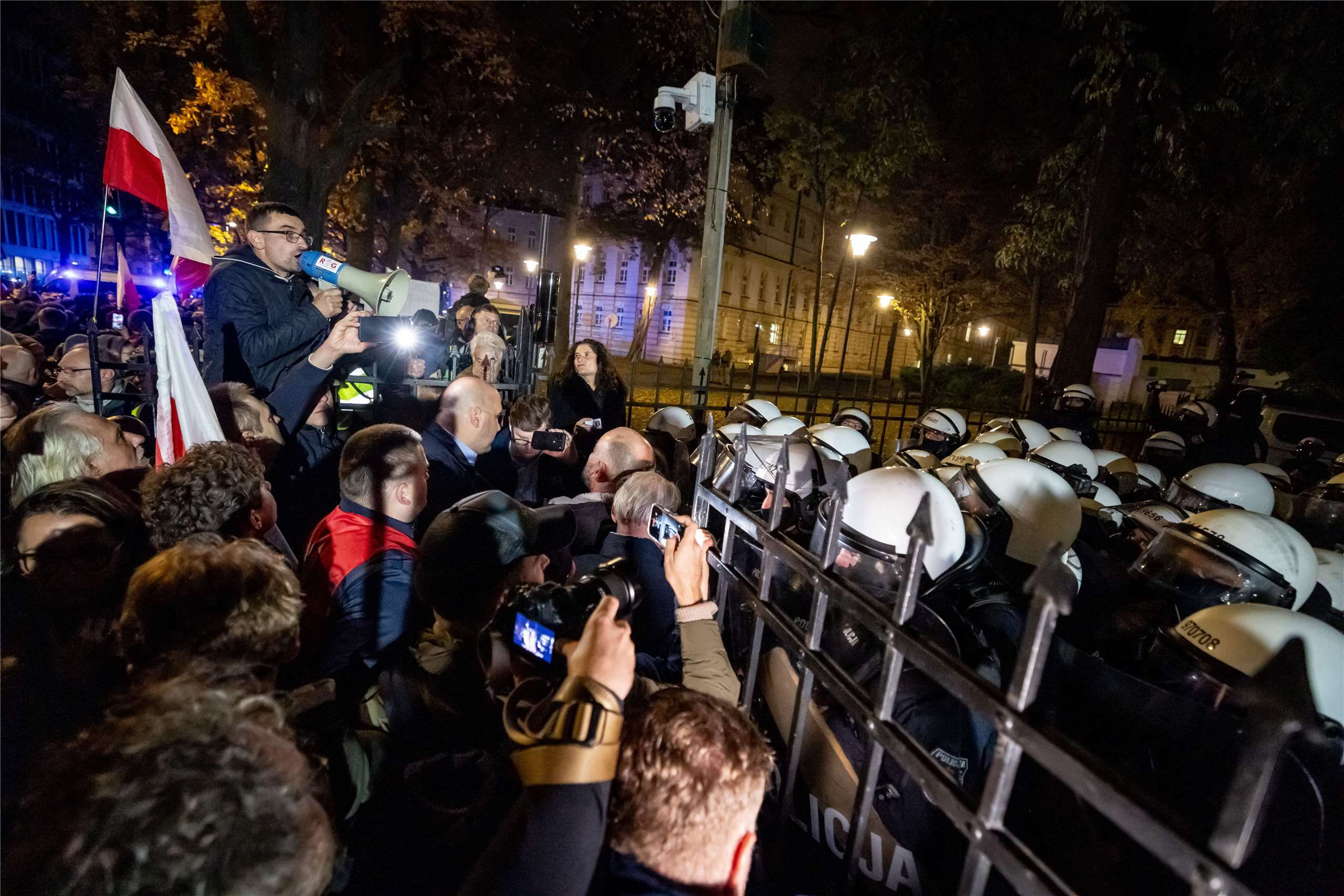 Protesters outside of Poland's Constitutional Tribunal building on October 31. (Photo: AFP)