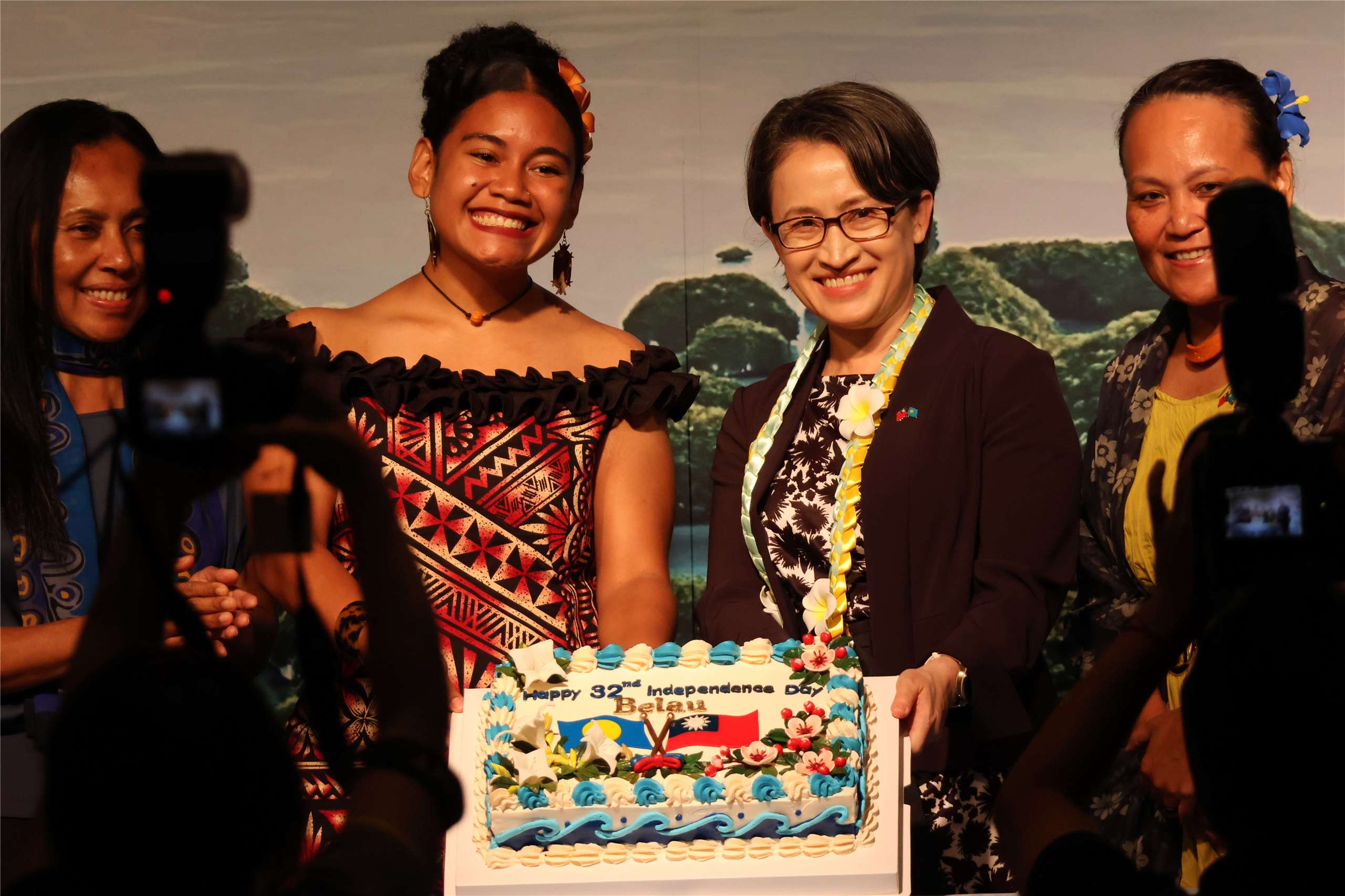 Vice President Hsiao Bi-khim is photographed in Taipei on October 20, 2026, with a cake marking Palau’s 32nd Independence Day. (Rti Photo/James Thompson)