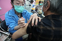 CDC Director-General Lo Yi-chun stated that all vaccines provide protection and help reduce the disease burden and the risk of emergency room congestion and hospital overcrowding caused by respiratory illnesses in autumn and winter. (Photo: CNA)