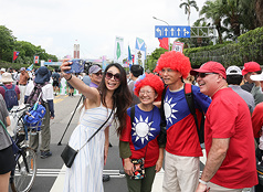 People dressed in national flag outfit celebrated the National Day in front of the Presidential Office. (Photo: CNA)