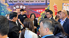 Former President Tsai Ing-wen visited San Francisco and, on the eve of her return to Taiwan, stopped by several stores run by Taiwanese immigrants to offer them encouragement. (Photo: CNA)