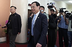 Health Minister Shih Chung-liang emphasized that increasing health insurance premium coverage could have a crowding-out effect on social welfare. (Photo: CNA)