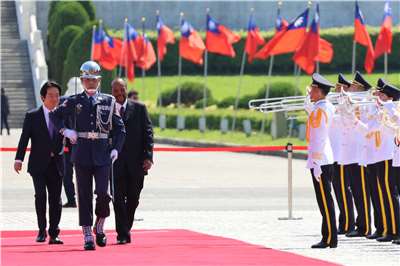 President Lai Ching-te and King Mswati III of Eswatini follow a military officer during a welcome ceremony in Taipei on October 9, 2026. (Rti Photo/James Thompson)