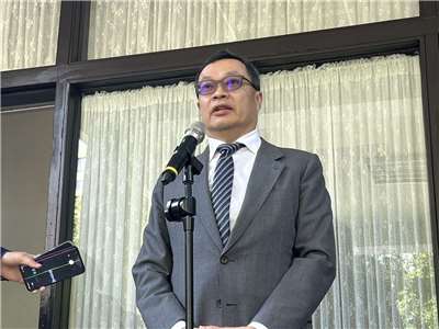 Deputy Foreign Minister Chen Ming-chi at a media interview before heading to the Legislature on Friday, October 30. (Photo: Rti)