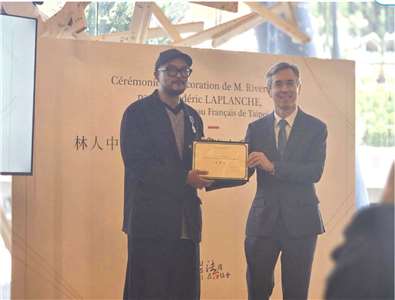 Taiwanese artist River Lin receiving the French Order of Art and Letters from French Office in Taipei Director Frédéric Laplanche. (Photo: Rti)