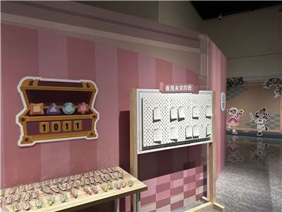 Visitors to the “Girls' Day Escape Room: Unlock Your Future Self” exhibit can pick up a paintbrush and write down their hopes for the future. (Photo: Rti)