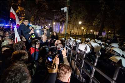 Protesters outside of Poland's Constitutional Tribunal building on October 31. (Photo: AFP)