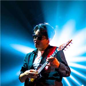 Feng E with his new signature ukulele. (Photo: Facebook)
