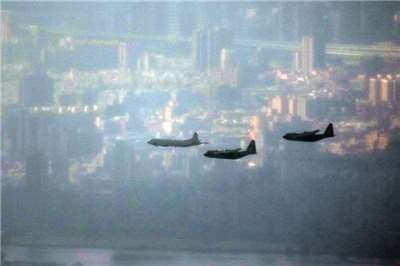 The photo shows the ROC Armed Forces conducting a full-scale aerial drill for the National Day parade, as a slow-flying formation consisting of one P-3C anti-submarine aircraft (left) and two C-130H transport aircraft from the Air Force’s 6th Wing enters the skies over Taipei. (File photo)