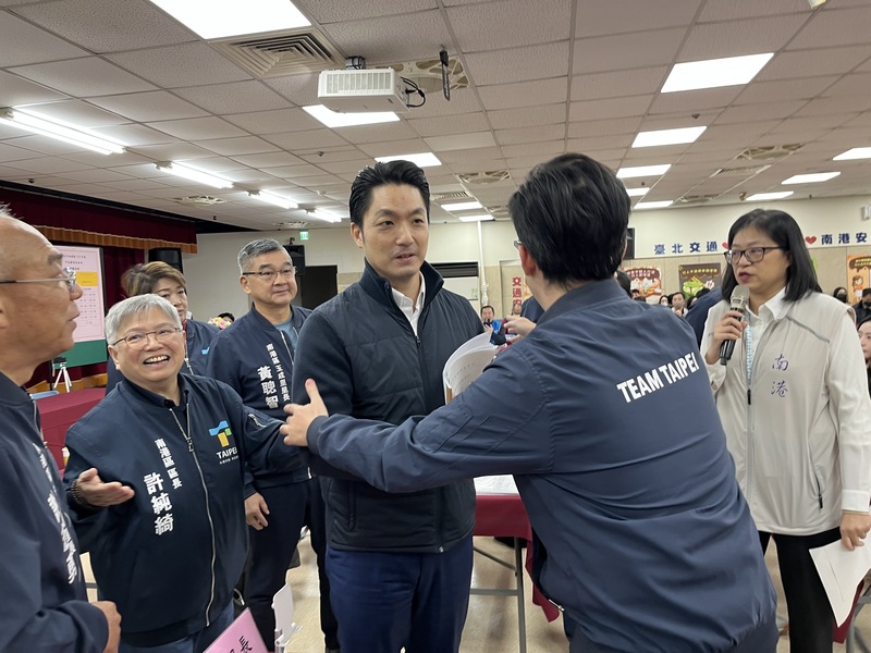 Taipei Mayor Chiang Wan-an (center) commended emergency services and personnel for their prompt response and arrest of the suspect in series of random arson attacks over the weekend. (Photo: CNA)