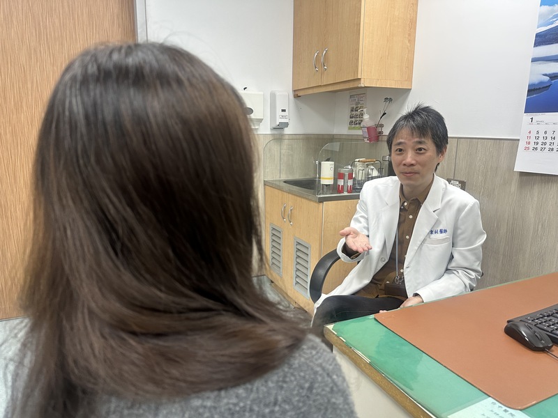 Taichung Hospital Psychiatrist Doctor Chang  (right) offers advice for how to deal with boundary-pushing questions from elder family members over the holiday season. (Photo: CNA)