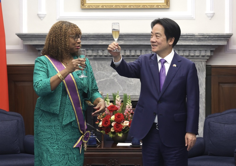 President Lai Ching-te (right) awards the Order of Brilliant Star with Grand Cordon to Ambassador Andrea Clare Bowman (left) this Wednesday, February 26, 2026. (Photo: CNA)