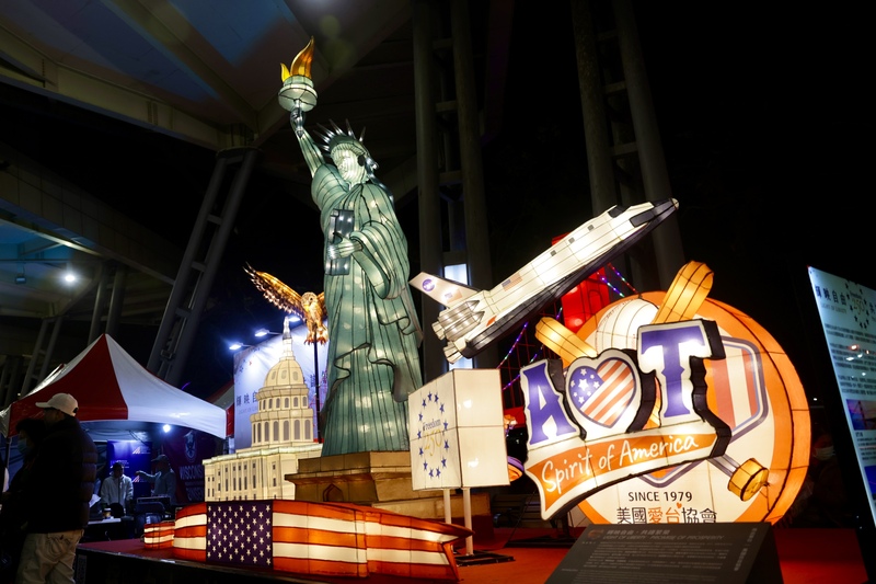 The exhibit, titled “Light of Liberty, Promise of Prosperity,” features iconic American landmarks such as the Capitol, Golden Gate Bridge, and Statue of Liberty. (Photo: CNA)