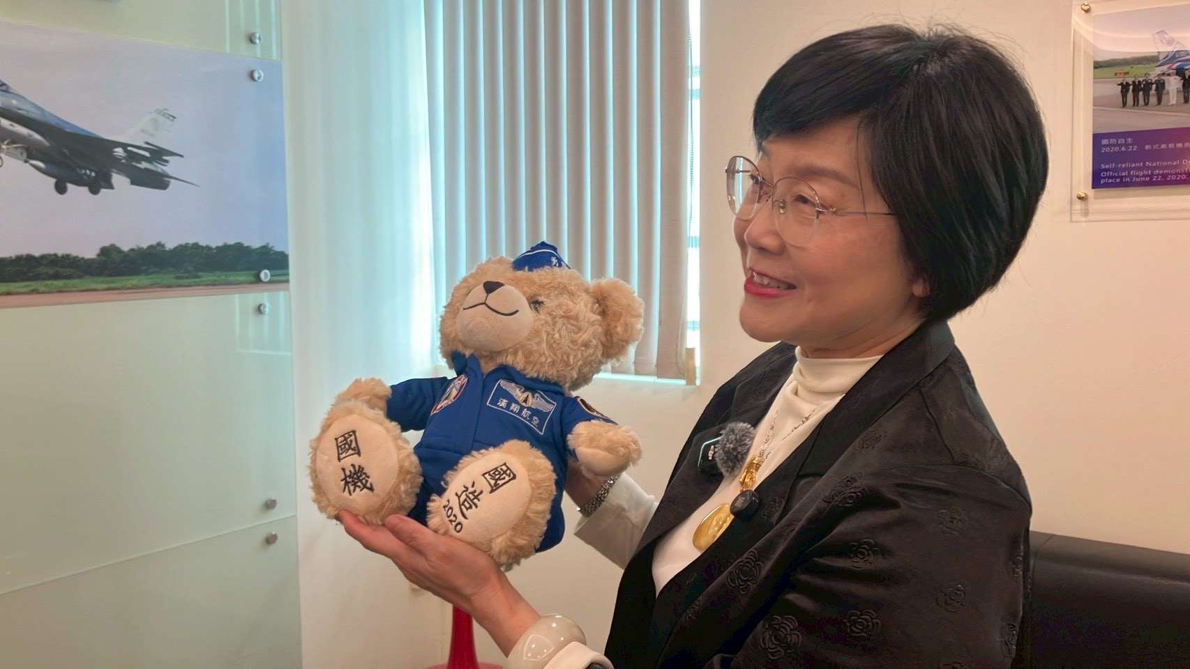 AIDC President Chuang Hsiu-mei holds a "Brave Eagle Bear" (勇鷹熊) featuring the AIDC logo, national flag, and embroidery that reads "domestically produced." The bear is named after AIDC's Brave Eagle Advanced Jet Trainer, one of only seven fifth-generation advanced jet trainers currently in service or under development worldwide. (Photo: Rti)