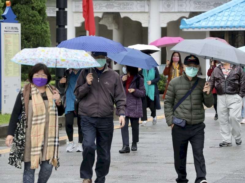 As temperatures cool, the CWA advises anyone going out during the holiday to dress warmly and bring an umbrella. (Photo: CNA)