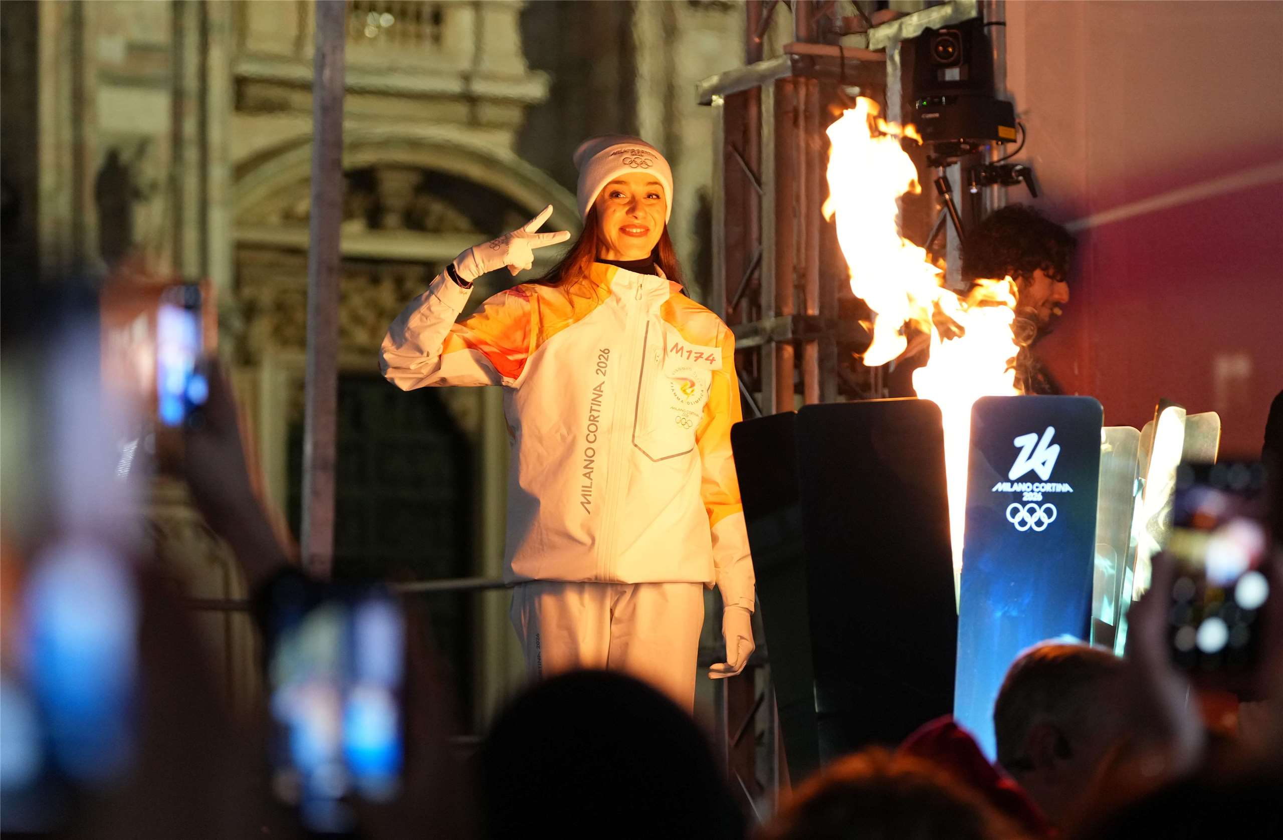 The torch for the 2026 Milan-Cortina Winter Olympics arrived at the Piazza della Signoria in Milan on the 5th. (Photo: AP)