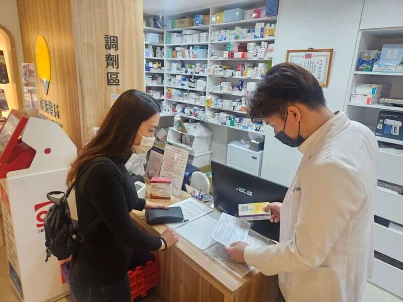 A pharmacist doles out a prescription. (Photo: CNA)