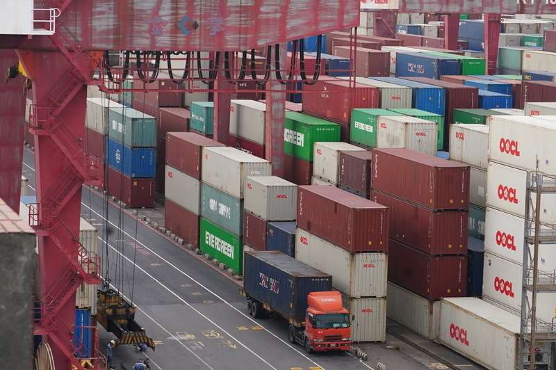Containers stacked at Kaohsiung port. (Photo: CNA)