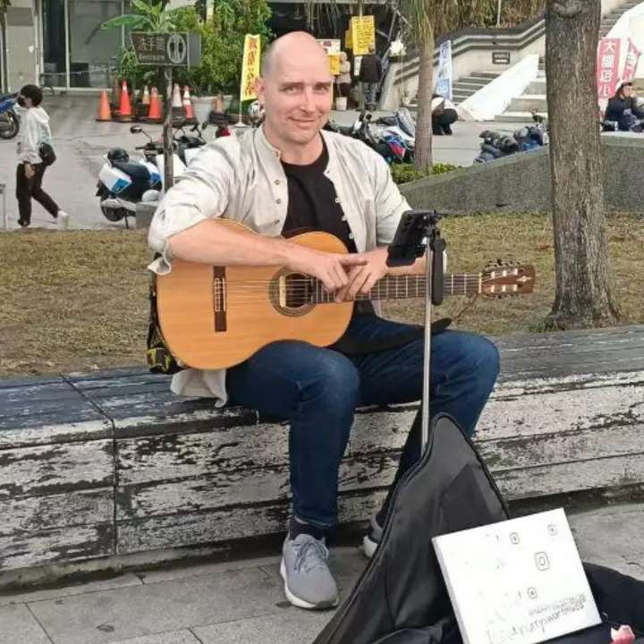 If you’ve ever been curious about street performing or busking in Taiwan, Harry Swart offers practical tips in today's episode. (Photo: Harry Swart)