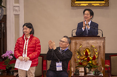President Lai Ching-te (right) met with the winning team of the APICTA Awards 2025 at the Presidential Office on Monday. (Photo: CNA)
