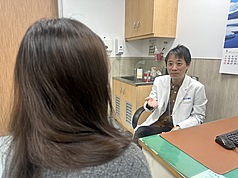 Taichung Hospital Psychiatrist Doctor Chang  (right) offers advice for how to deal with boundary-pushing questions from elder family members over the holiday season. (Photo: CNA)