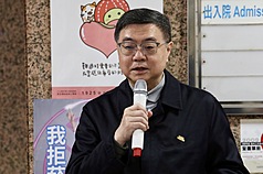 Premier Cho Jung-tai inspects Kaohsiung UCC at Wen-Hsiung Hospital and encourages medical staff. (Photo: CNA)