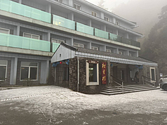 Two waves of snow pellets fell on Hehuanshan on Friday, leaving the ground around Songxue Building covered in white frost. (Photo: CNA)