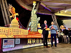 Taipei Mayor Chiang Wan-an (蔣萬安) and American Institute in Taiwan (AIT) Director Raymond Greene at the Taipei Lantern Festival. (Photo: CNA)