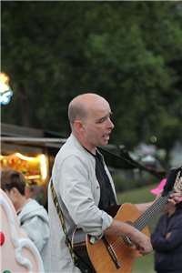 In this episode, Harry Swart reflects on how busking helped him reconnect with creativity, build confidence, and gradually move closer to the life he once only imagined. (Photo: Harry Swart)