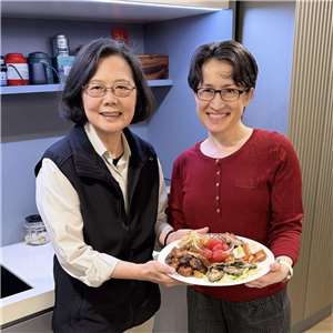 Former President Tsai Ing-wen (left) and Vice President Hsiao Bi-khim (right) share Lunar New Year's Eve dinner. (Photo: Tsai Ing-wen's Facebook)