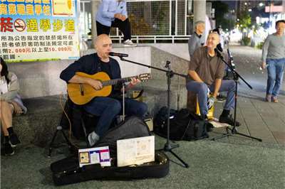 Harry shares why he thinks Taiwan is such an ideal place for buskers -  with its structured permit system and audiences who genuinely stop to listen, there is both opportunity and safety for artists trying to build experience. (Photo: Harry Swart)