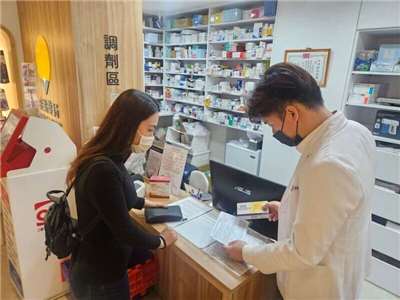 A pharmacist doles out a prescription. (Photo: CNA)