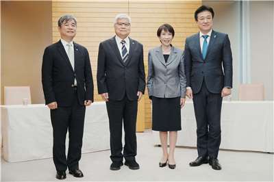 Japanese Prime Minister Sanae Takaichi (second from right), TSMC Chairman C.C. Wei (second from left), and others at the Prime Minister's Office in Tokyo. (Photo: AFP)