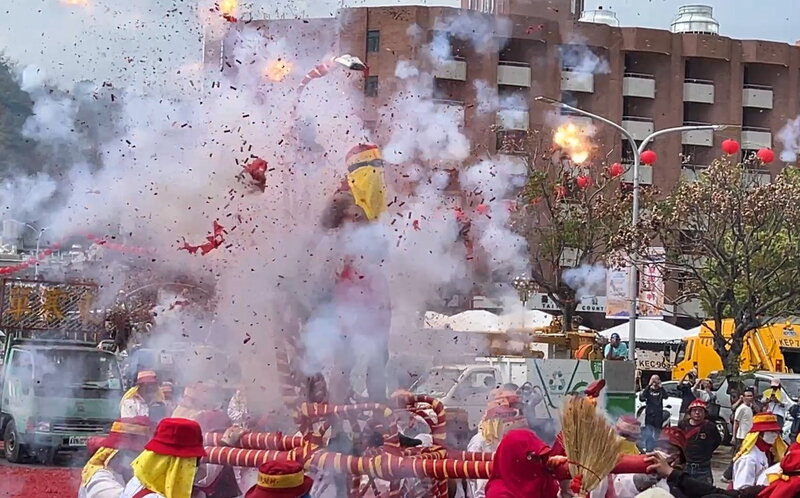 The Lantern Festival activities in Taitung kicked off on Monday, featuring over 20 firework displays, firecracker "bombings," and processions. (Photo: CNA)