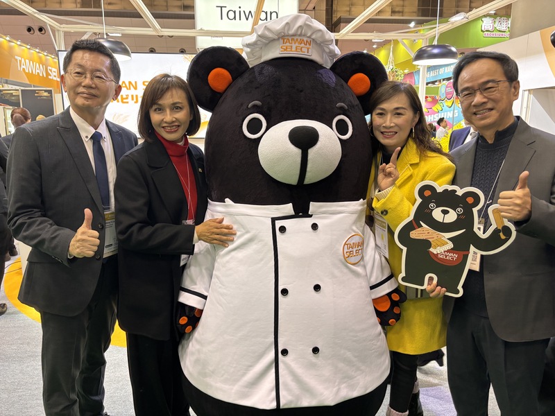 Asia's most prestigious food exhibition, FOODEX JAPAN 2026, opened on Tuesday. A ribbon-cutting ceremony was held for the "Taiwan Pavilion," with county and city leaders and legislators in attendance to support Taiwanese products. (Photo: CNA)