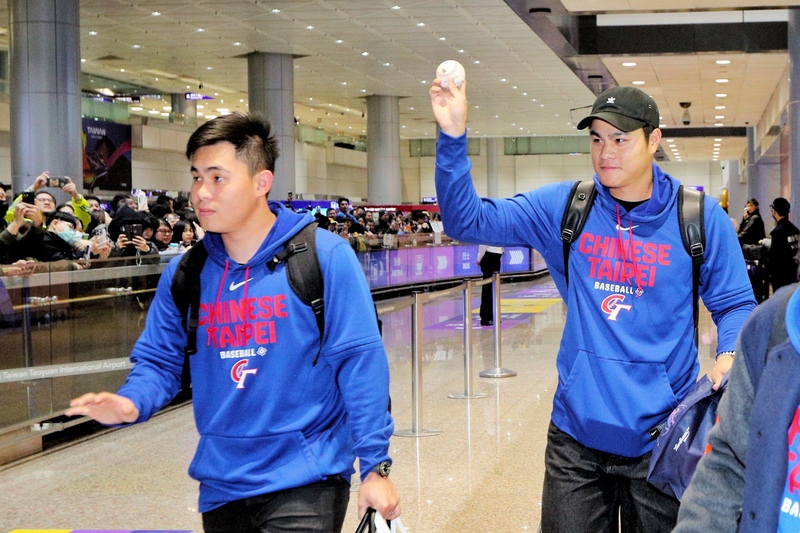 More than 300 fans gathered at Taoyuan International Airport's Terminal 2 arrival hall to cheer on the players. (Photo: CNA)