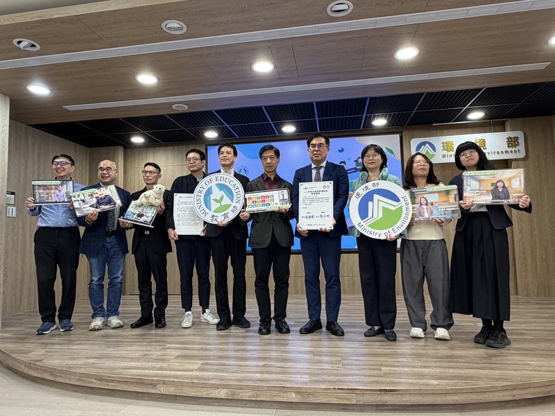The Environment Ministry held a press conference this Wednesday to announce the launch of their online climate change education course for high school students. (Photo: CNA)