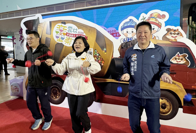 Yunlin County Magistrate Chang Li-shan (center), Douliu Mayor Lin Sheng-jue (left), and Huwei Township Mayor Lin Chia-hung (right) at the Children's Day event. (Photo: CNA)