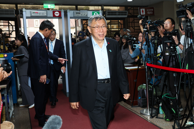 Ko Wen-je arrives at the Taipei District Court to receive his verdict. (Photo: CNA)
