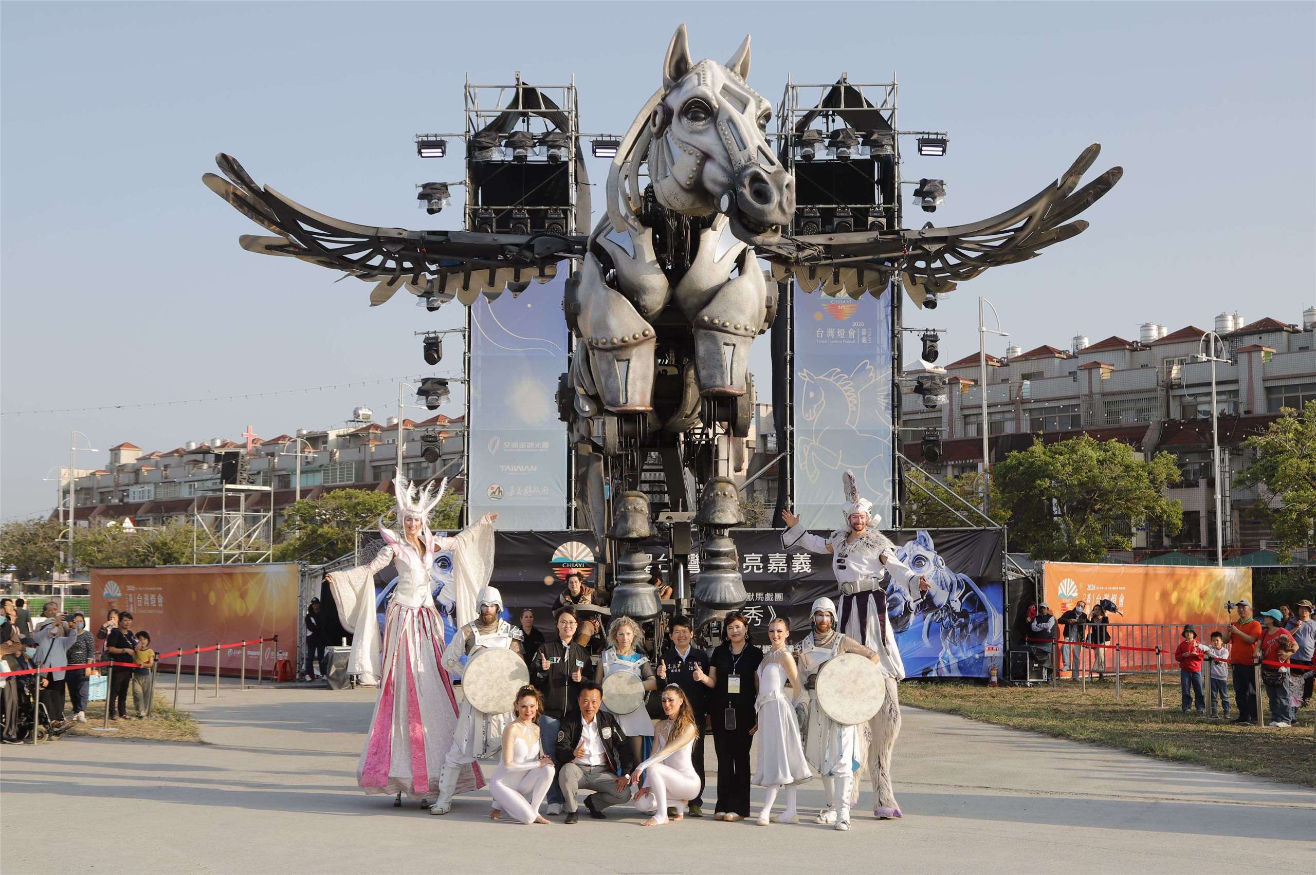 The enormous mechanical horse traveled for two months by ship from France to Taiwan. (Photo: CNA)