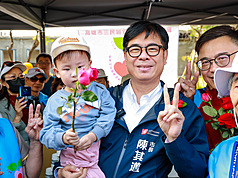 Kaohsiung's mayor posing for a picture at Saturday's Women's Day event. (Photo: CNA)